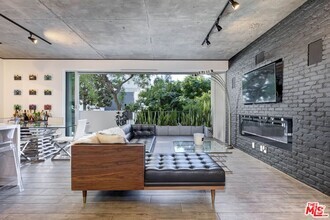 Building Photo - 818 N Doheny Dr