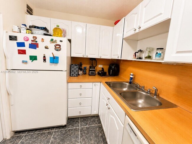 Building Photo - 3730 Inverrary Dr