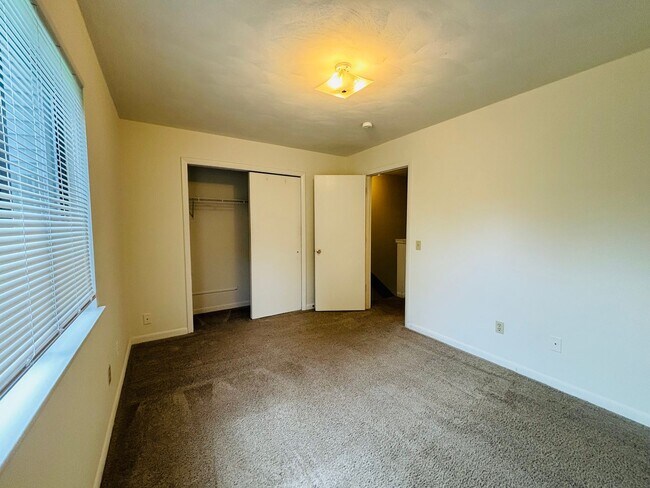Building Photo - 503 Sunridge Dr