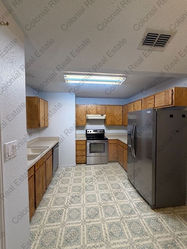 Building Photo - Spacious 4 bedroom 2 bath home.