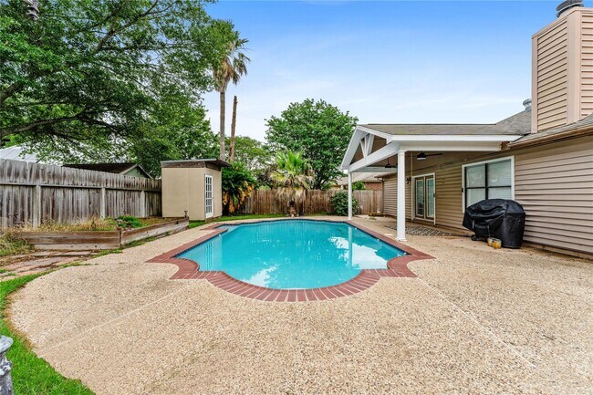 Building Photo - 5622 Village Park Dr
