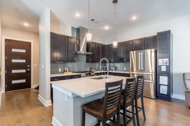 Building Photo - The Grove 2/2 Furnished