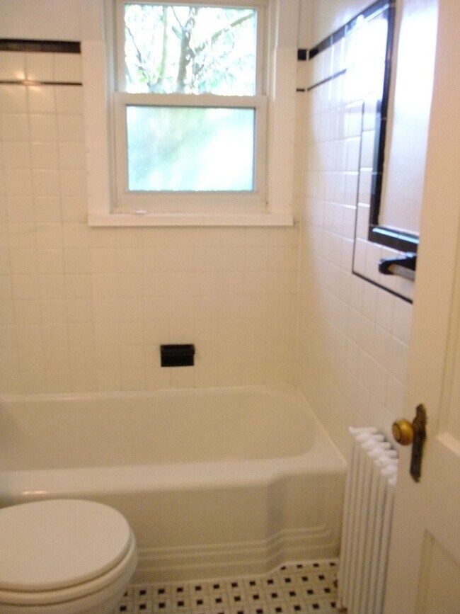 Building Photo - 8206 Greenwood Ave