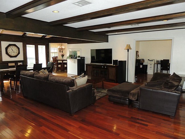 Building Photo - 8011 Meadowvale Dr