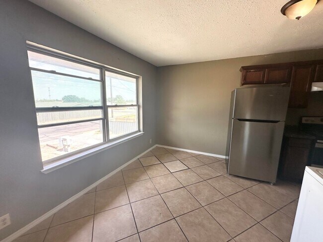 Building Photo - 205 Edgewood Dr