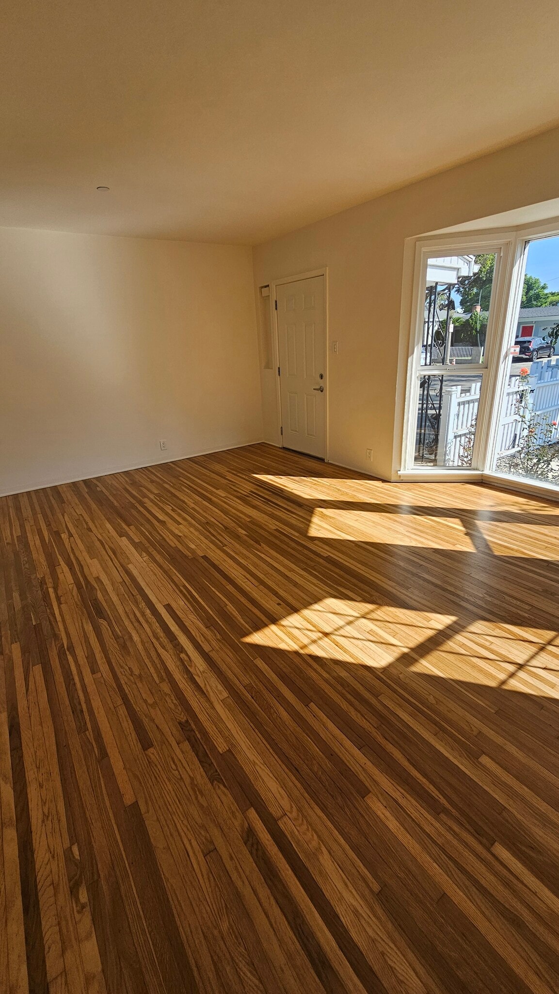 Living looking towards entry - 4049 Tilden Ave