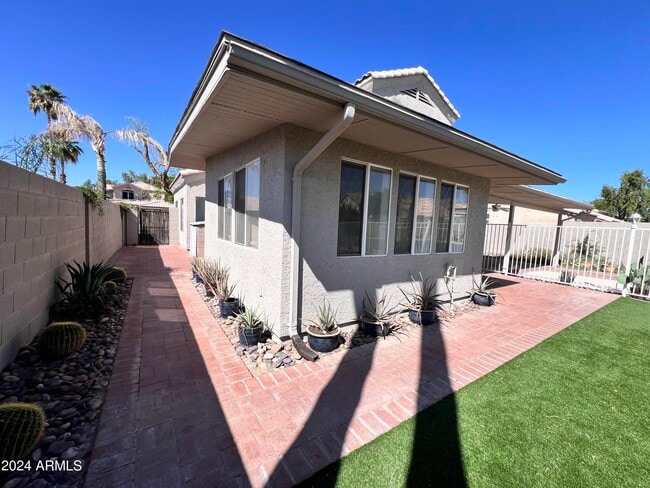 Building Photo - 4446 E Graythorn St