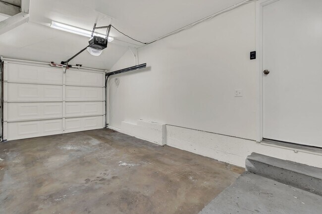 Building Photo - 33492 Valley View Ct