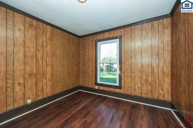 Building Photo - 1002 33rd Ave N