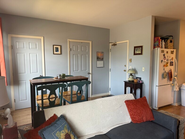 dining area - 439 W Loveland Ave