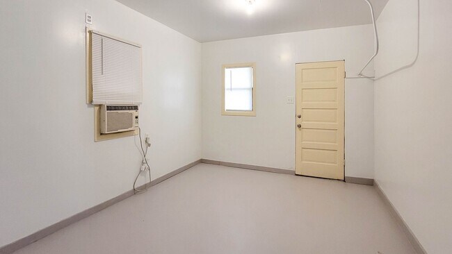 Building Photo - 704 Wellesley Rd