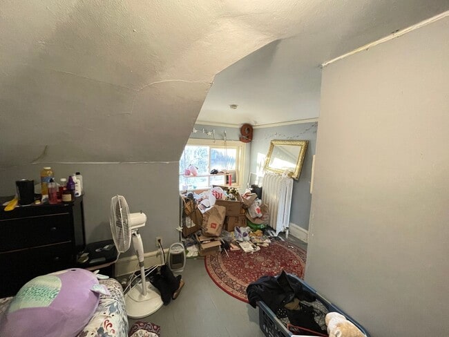 Building Photo - AVAILABLE JUNE - Spacious 6 Bed 1.5 Bath Home near Campus