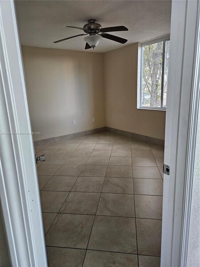 Building Photo - 10000 NW 80th Ct