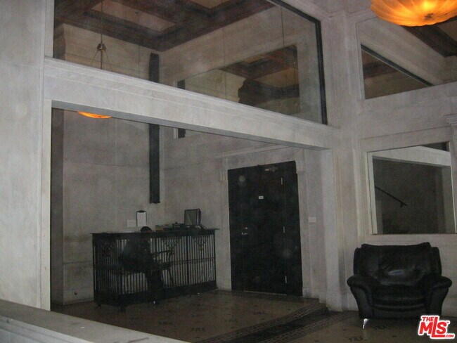 Building Photo - 108 W 2nd St