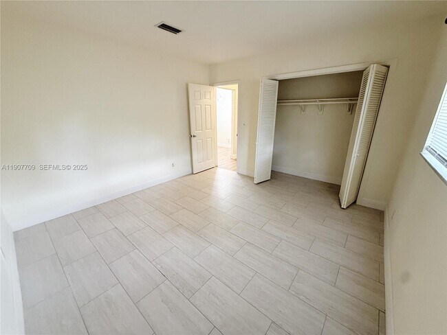 Building Photo - 216 SW 10th St