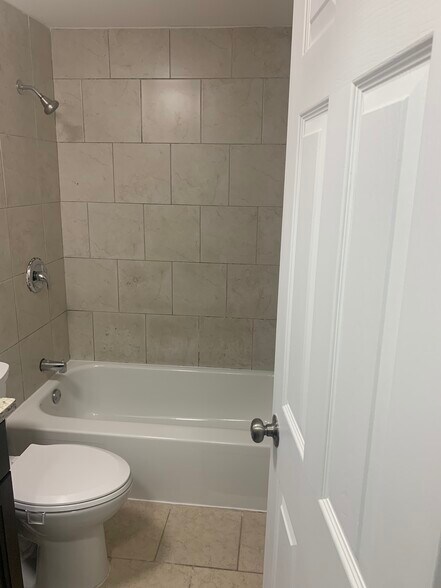 Building Photo - 1703 W Victoria Dr