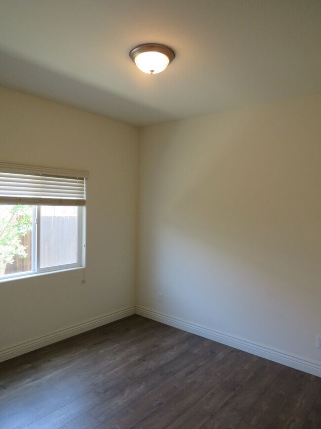 Building Photo - 305 Hampton Dr