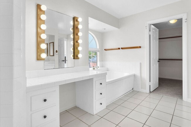 Building Photo - Great detached Home in Pacific Beach! Avai...