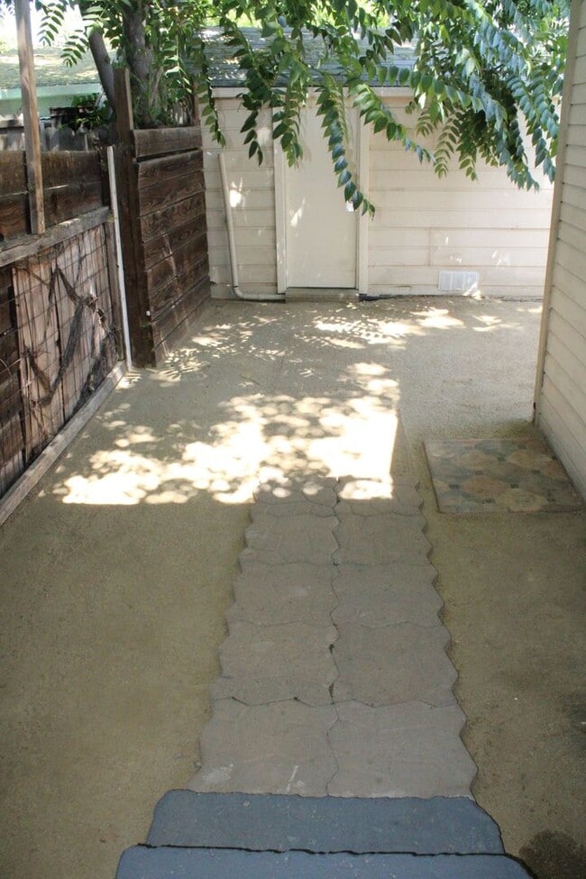 Building Photo - 2 Bedroom, 1 Bathroom Single Story House in Antioch with Garage and Side Yard Access