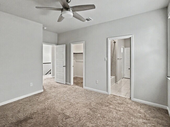 Building Photo - Modern New Braunfels Home with Flexible Upstairs Living Spaces