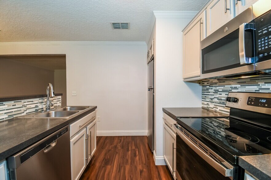 Building Photo - 11894 Lake Bend Cir