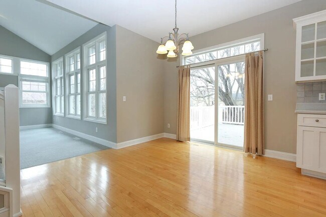 Building Photo - Rare 4 bed singe family super nice luxurio...