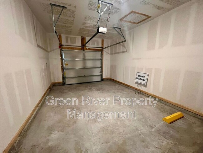 Building Photo - 827 Rivertree Pl