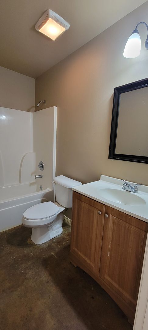 Building Photo - Newer Construction 2 bed/1 bath