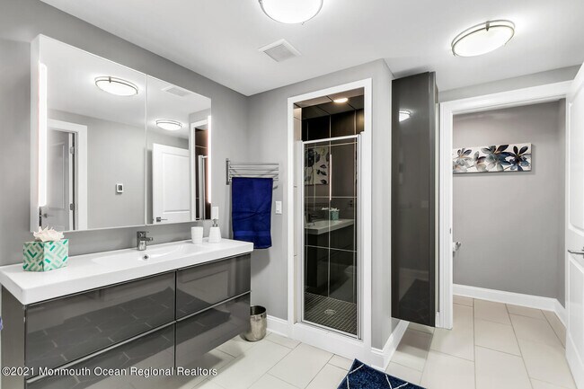 Building Photo - 2211 3rd Ave