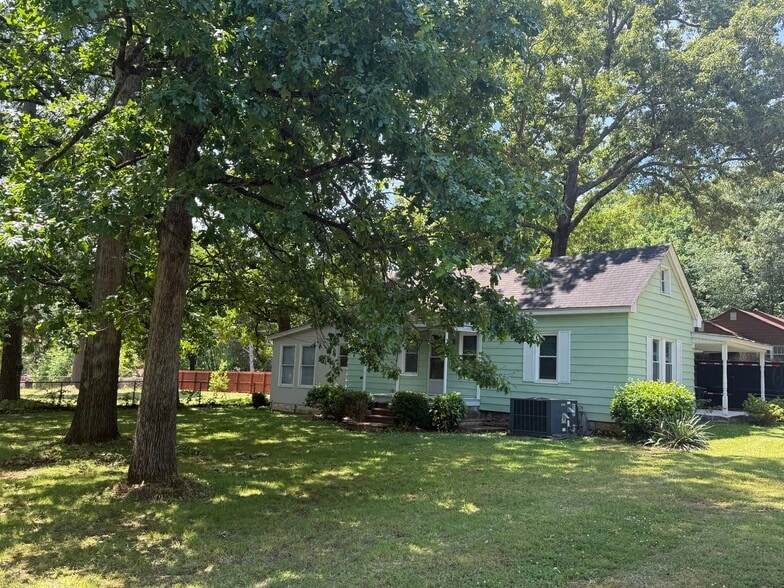Building Photo - 203 Seymore Ave