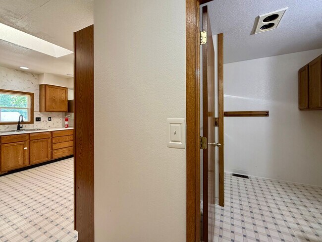 Building Photo - 5 Bedroom 2 Bathroom in Derby, KS