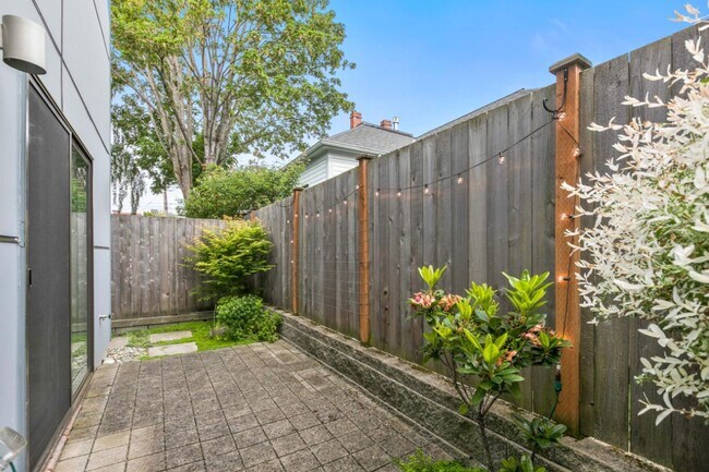 Building Photo - 3Bd/3Ba Seattle Townhome