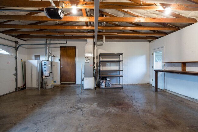 Building Photo - Immaculately maintained 3-bdr/1.5-bath ran...