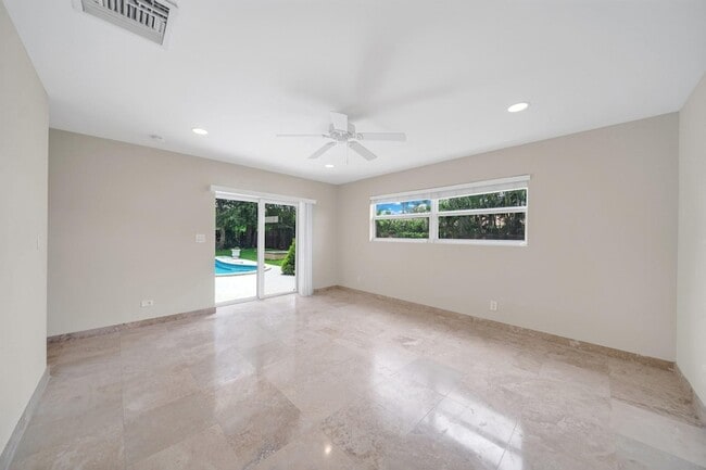 Building Photo - 4021 Bayview Dr