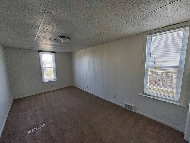 Building Photo - 707 E 9th St