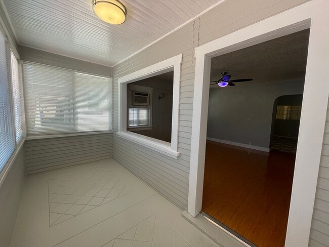 Building Photo - Gorgeous 2 Bedroom Home! Convenient Location!