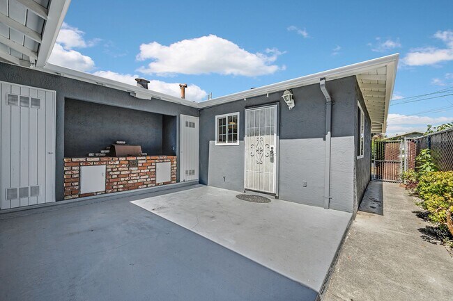 Building Photo - 3042 Maple Ave