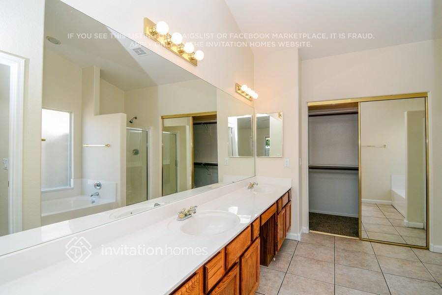 Building Photo - 6615 N 77th Dr