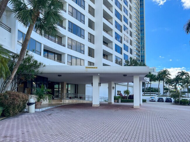 Building Photo - 3505 S Ocean Dr