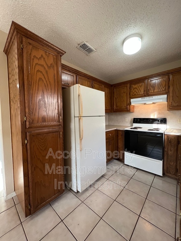 Building Photo - 2103 N Paradise Dr