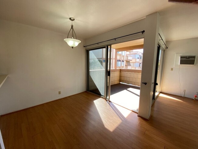 Building Photo - TOWNHOUSE - 3 BED/ 2 BATH/ 1 PARKING AT HARBOR POINTE (Just Listed)