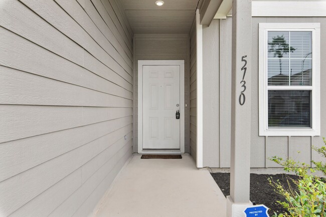 Building Photo - Spacious & Like-New 4-Bedroom Home with Mo...