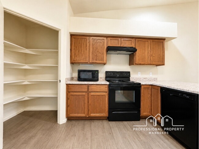 Building Photo - For Rent: 3-bedroom, 2-bathroom home in Desert Sky