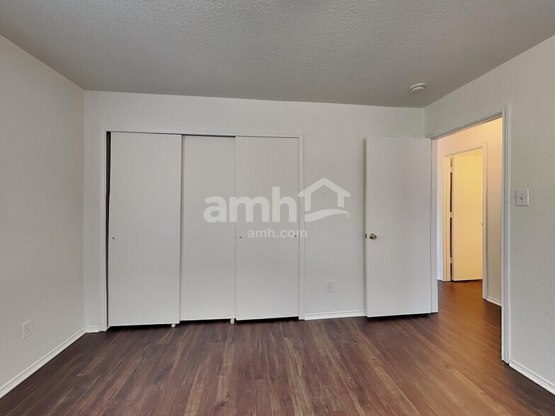 Building Photo - 10423 Manor Crk