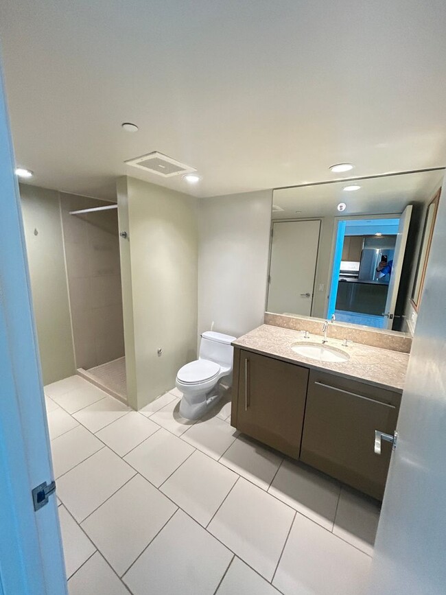 Building Photo - Luxury 1-Bedroom Condo in Downtown – 20th ...