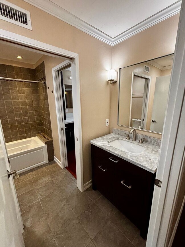 Building Photo - Updated and Spacious 2 bed 1.5 bath