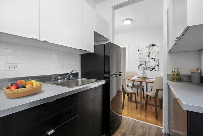 1-BR/1BA Kitchen - 632 W. Addison