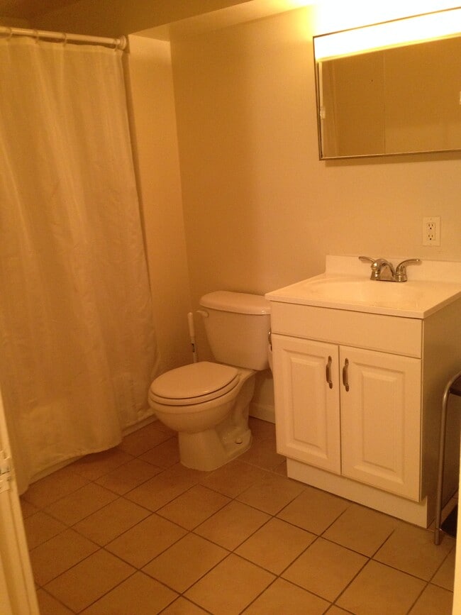 Building Photo - 922 Montgomery Ave