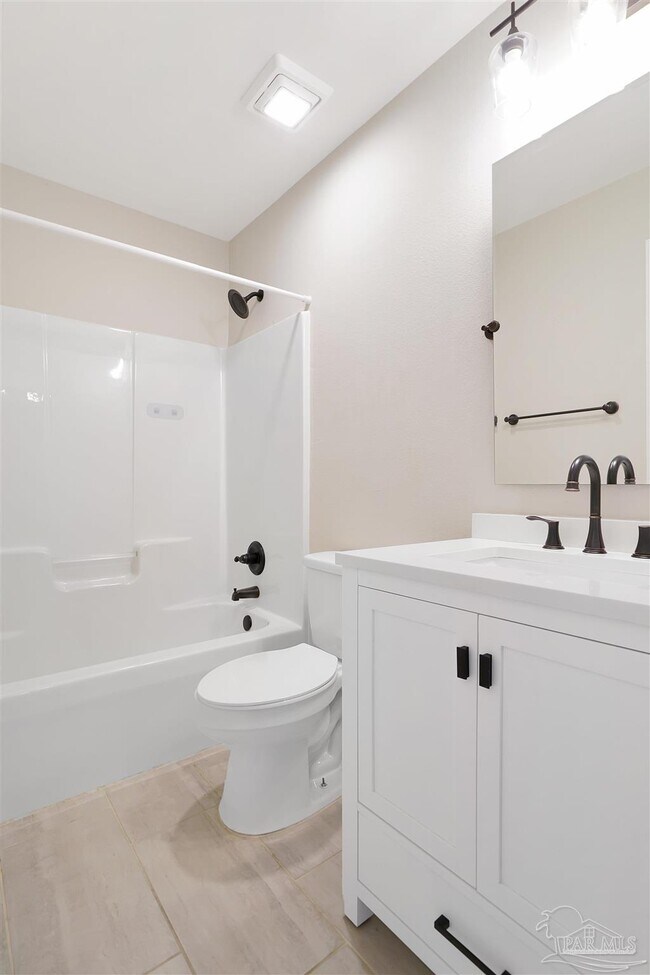 Building Photo - 323 Twisted Oak Dr