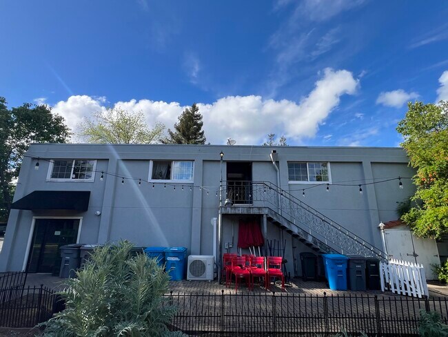 Building Photo - 225 N Cloverdale Blvd